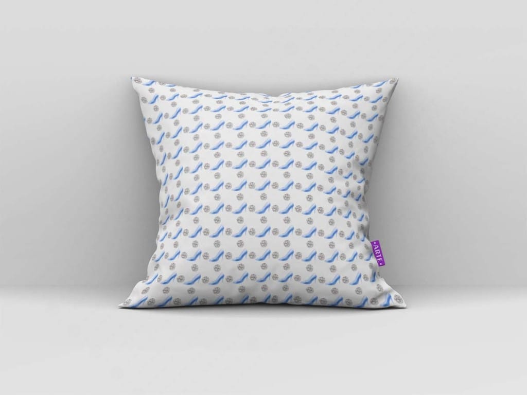 ARTE PARA ALMOFADA DE SAPATINHOS AZUIS COM BOTÕES DE DIAMANTE - KIT CINDERELLA MP-4869